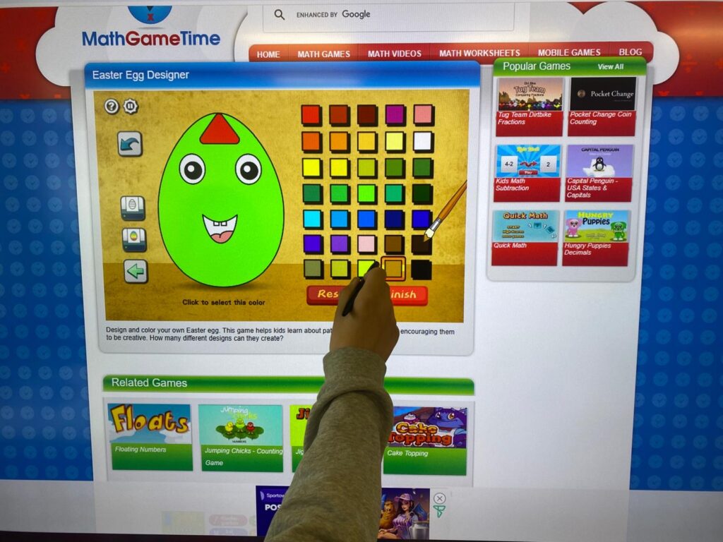 Na zdjęciu zadanie wykonywane przez ucznia na tablicy multimedialnej