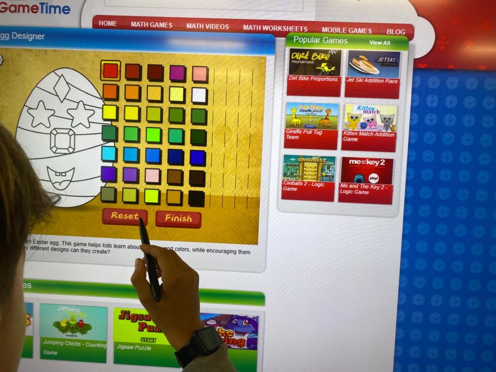 Na zdjęciu zadanie wykonywane przez ucznia na tablicy multimedialnej