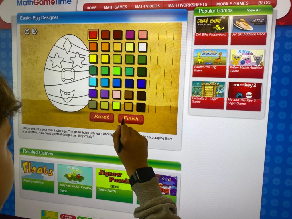 Na zdjęciu zadanie wykonywane przez ucznia na tablicy multimedialnej