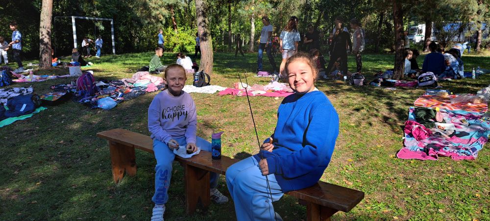Uczniowie podczas ogniska
