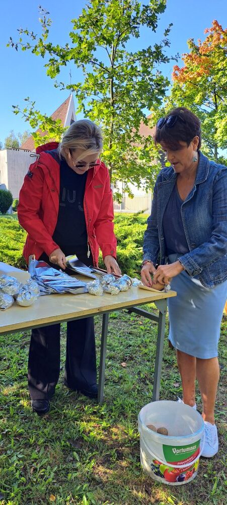 Uczniowie podczas ogniska