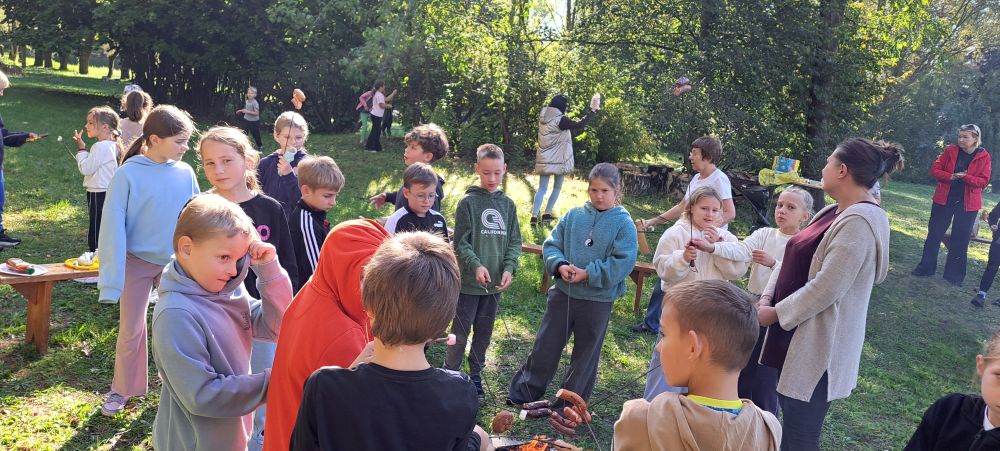 Uczniowie podczas ogniska