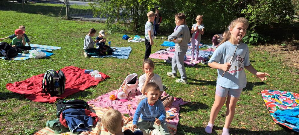 Uczniowie podczas ogniska